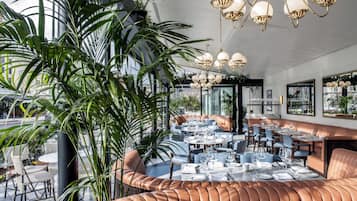 Petit déjeuner, déjeuner, dîner et brunch servis sur place