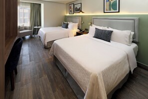 1 Schlafzimmer, hochwertige Bettwaren, Schreibtisch