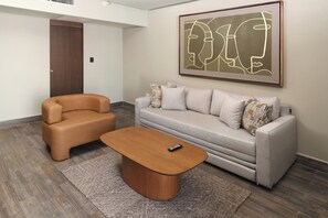 1 Schlafzimmer, hochwertige Bettwaren, Schreibtisch