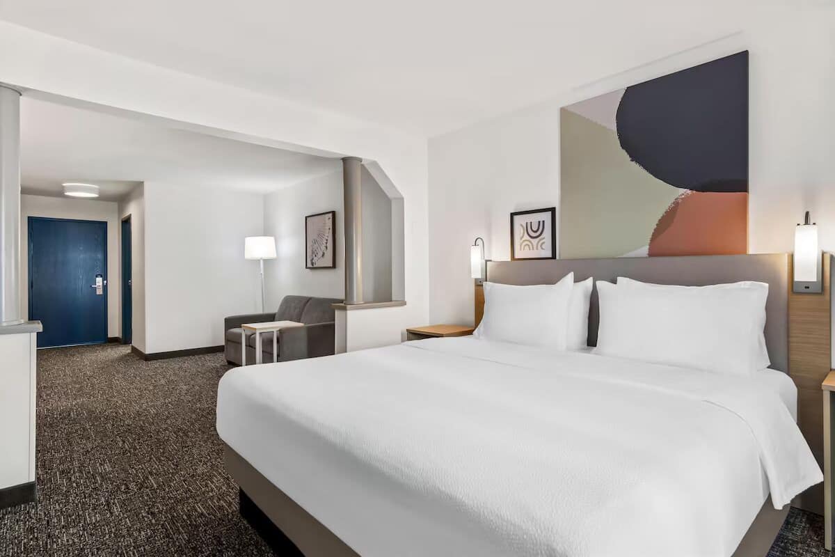 Luxe beddengoed, een bureau, verduisterende gordijnen