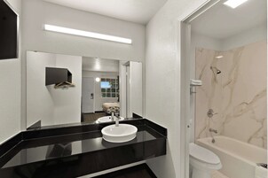 Bañera con ducha, toallas