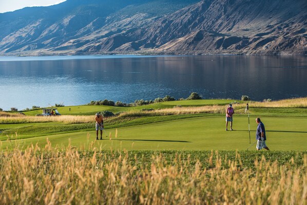 A golf course with a lake and mountains in the background. - Holiday Inn Express Kamloops by IHG (Kamloops)