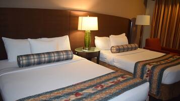 Caja de seguridad en la habitación y tabla de planchar con plancha