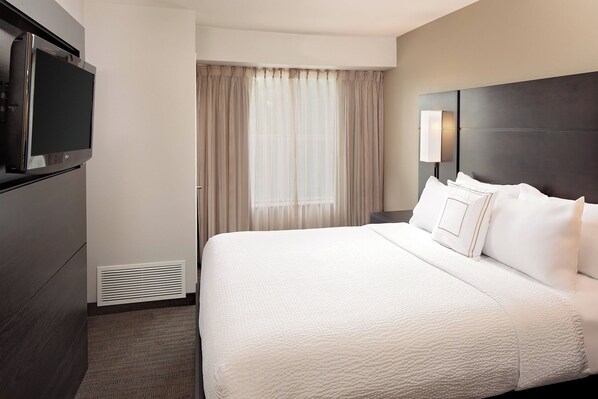 Desk, blackout curtains, iron/ironing board, free cots/infant beds - Residence Inn by Marriott Arlington (Arlington)