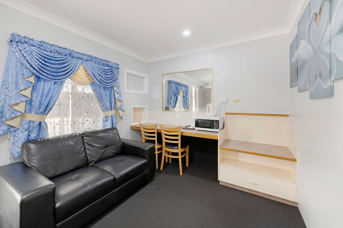 executive room, multiple beds, non smoking | premium bedding, minibar, individually decorated, individually furnished
