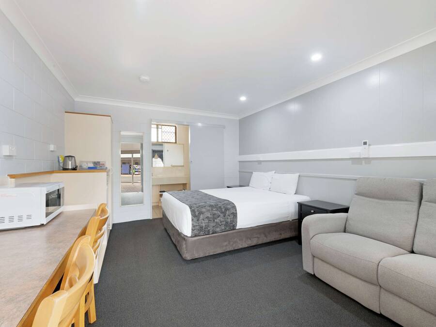 Deluxe Room, 1 Queen Bed, Non Smoking | Premium bedding, minibar, laptop workspace, blackout drapes