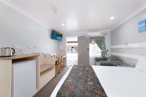 Deluxe Room, 1 Queen Bed, Non Smoking | Premium bedding, minibar, individually decorated, individually furnished