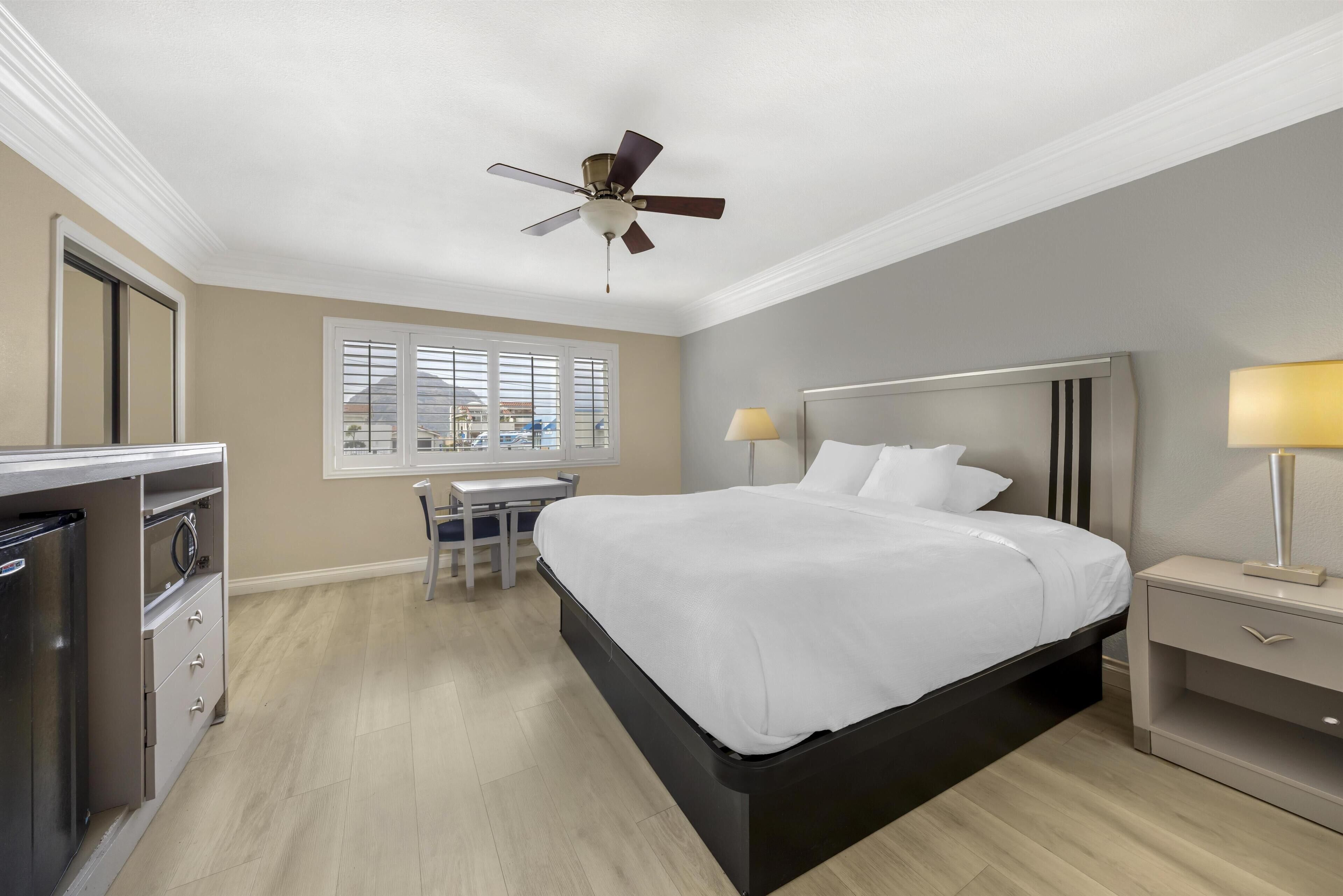 标准房, 1 张特大床, 冰箱, 海洋景观 | 高档床上用品、客房内保险箱、办公桌、笔记本电脑工作区