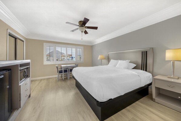 Standard Room, 1 King Bed, Refrigerator, Ocean View | Premium bedding, in-room safe, desk, laptop workspace