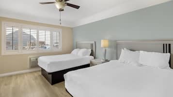 Ropa de cama de alta calidad y caja de seguridad en la habitación