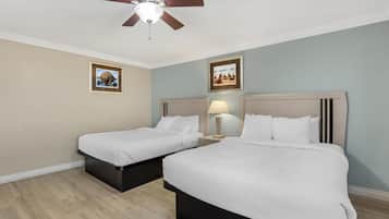 Ropa de cama de alta calidad y caja de seguridad en la habitación