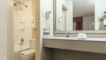Combined shower/tub, free toiletries, hair dryer, towels