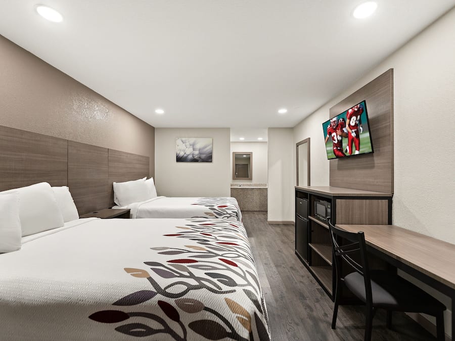 Deluxe-Zimmer, 2 Doppelbetten, barrierefrei, Nichtraucher (Roll-In Shower) | Verdunkelungsvorhänge, kostenloses WLAN, Bettwäsche