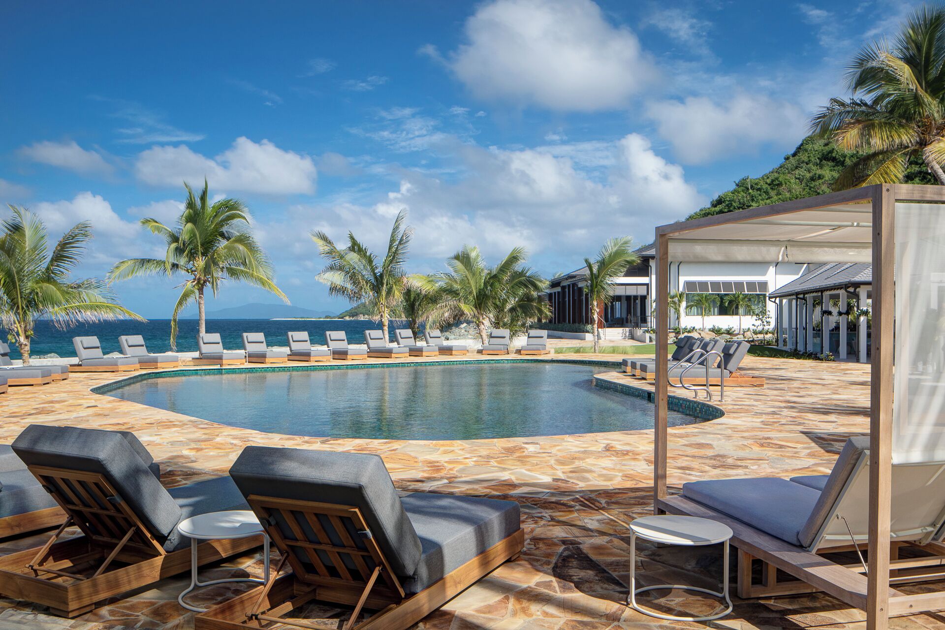 2 hồ bơi ngoài trời, lều (phụ phí) 