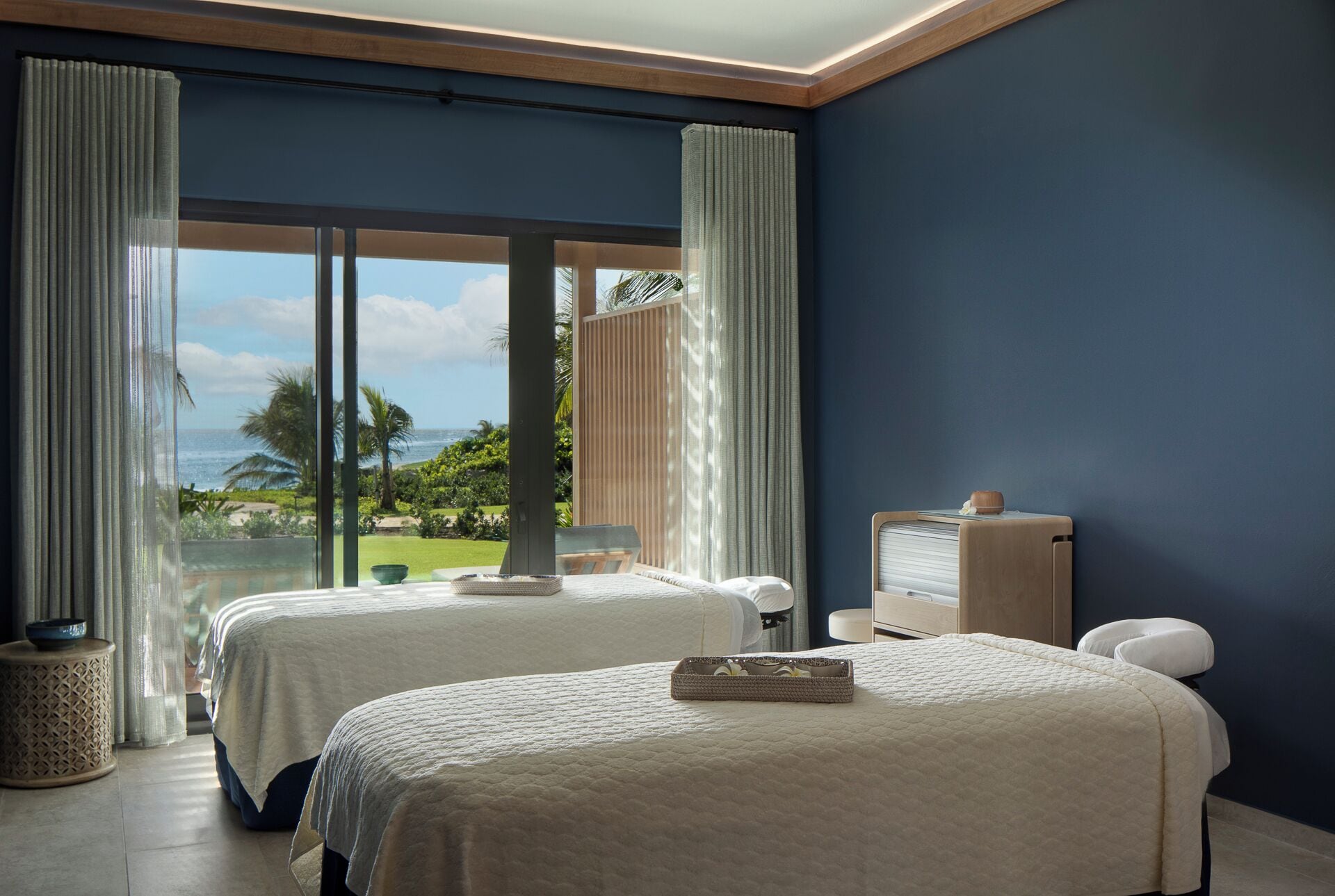 Couples treatment rooms, hot tub, body treatments, hydrotherapy