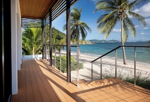 Beachfront 2 Bedroom Villa with Outdoor Hot Tub | Terrasse/Patio