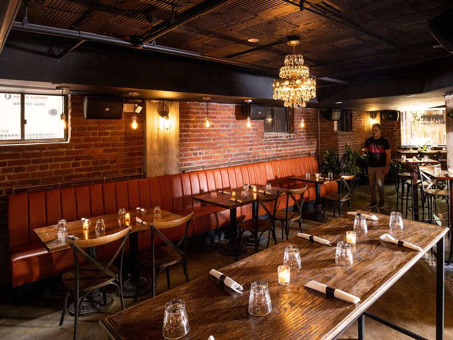 Middag serveres, utsikt mot hagen