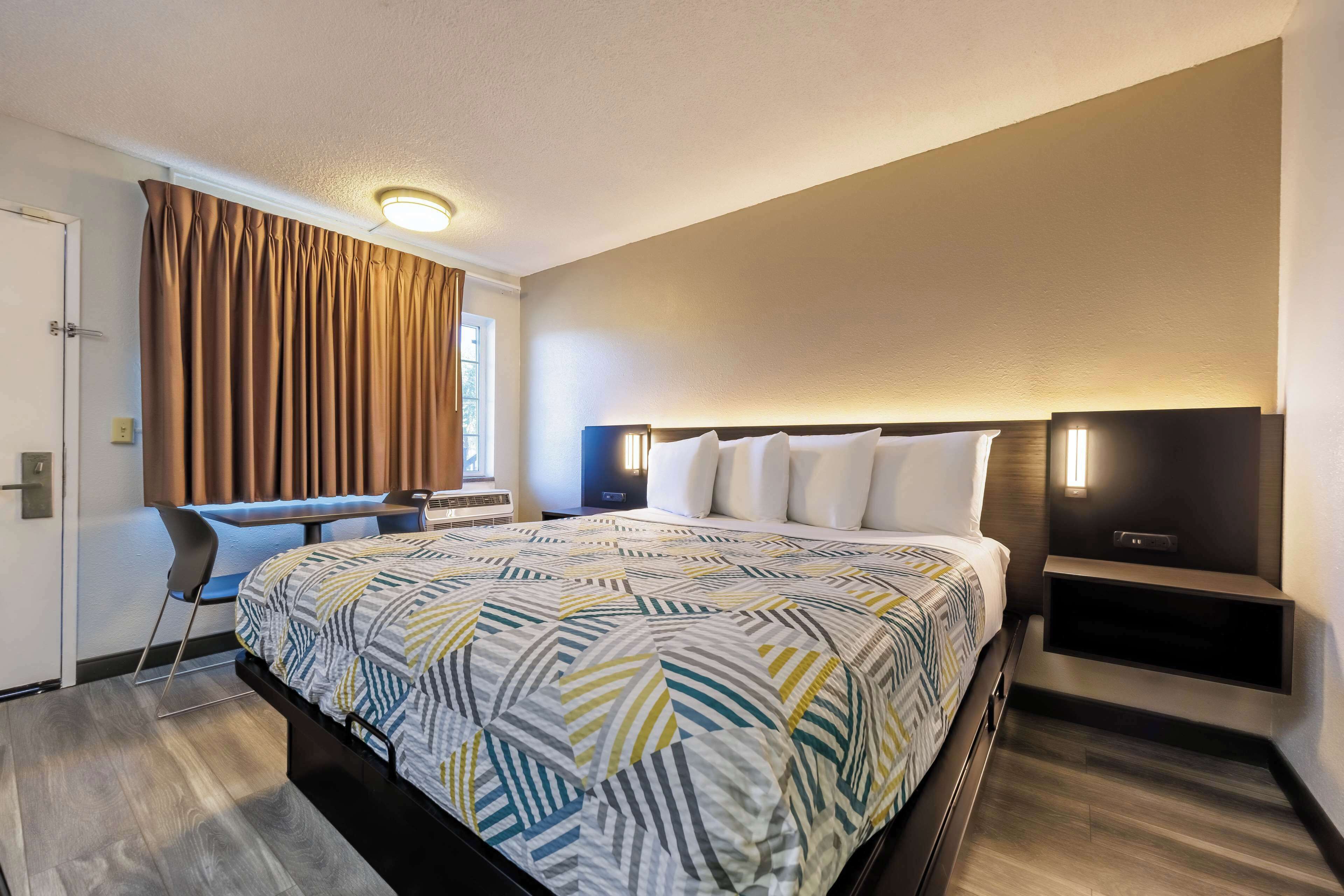 Habitación estándar, 1 cama King size, para no fumadores, refrigerador y microondas | Tabla de planchar con plancha, wifi gratis y ropa de cama 