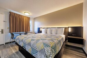 Habitación estándar, 1 cama King size, para no fumadores, refrigerador y microondas | Tabla de planchar con plancha, wifi gratis y ropa de cama