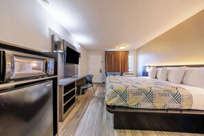 Standard Room, 1 King Bed, Non Smoking, Refrigerator & Microwave | Iron/ironing board, free WiFi, bed sheets - Motel 6 Portland, OR - Southeast (Portland)