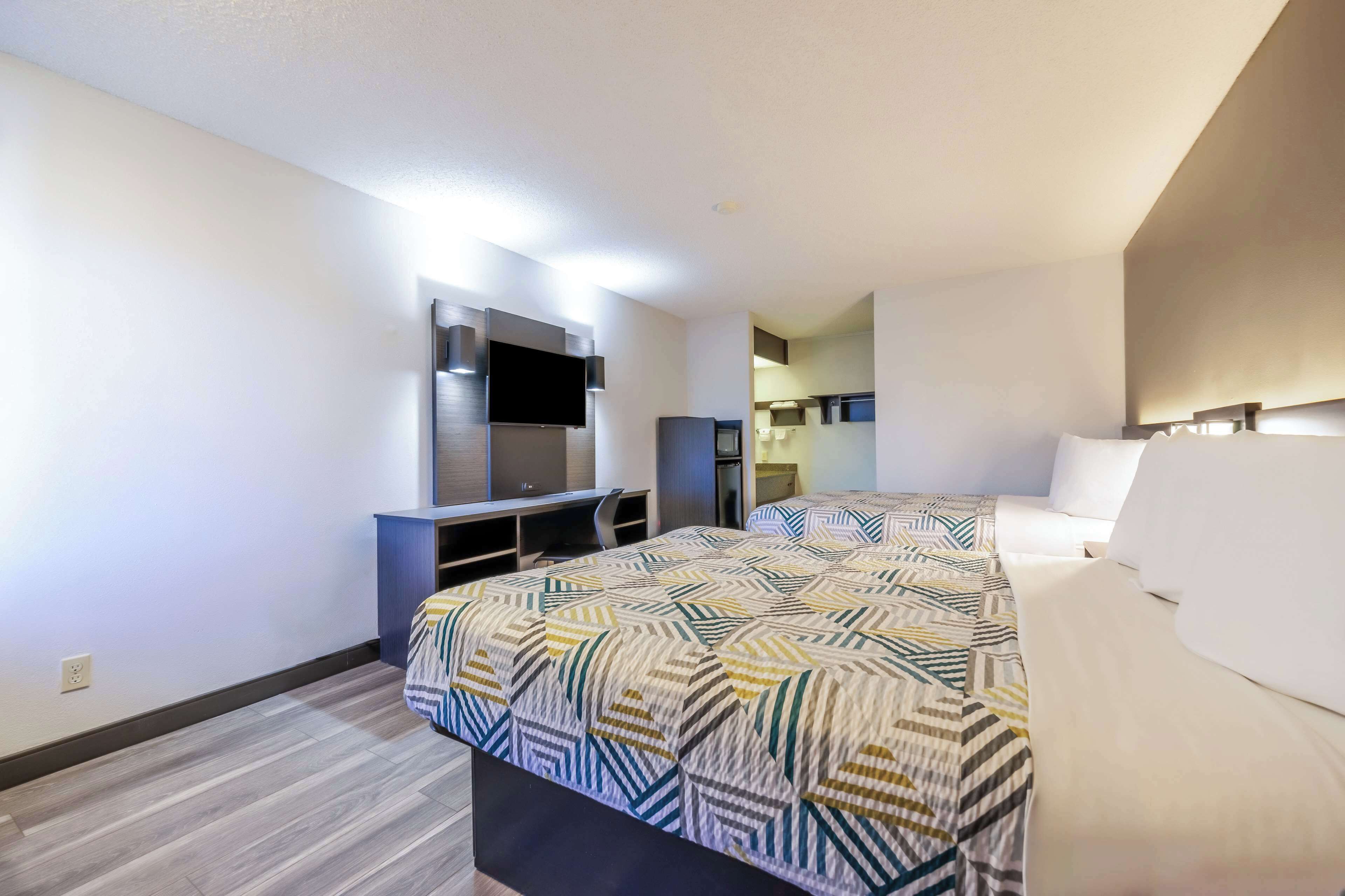 Habitación estándar, 2 camas Queen size, para no fumadores, refrigerador y microondas | Tabla de planchar con plancha, wifi gratis y ropa de cama 