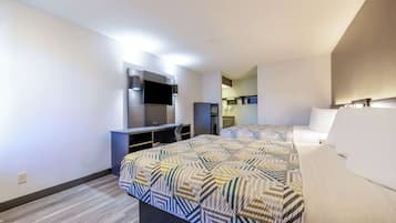 Habitación estándar, 2 camas Queen size, para no fumadores, refrigerador y microondas | Tabla de planchar con plancha, wifi gratis y ropa de cama