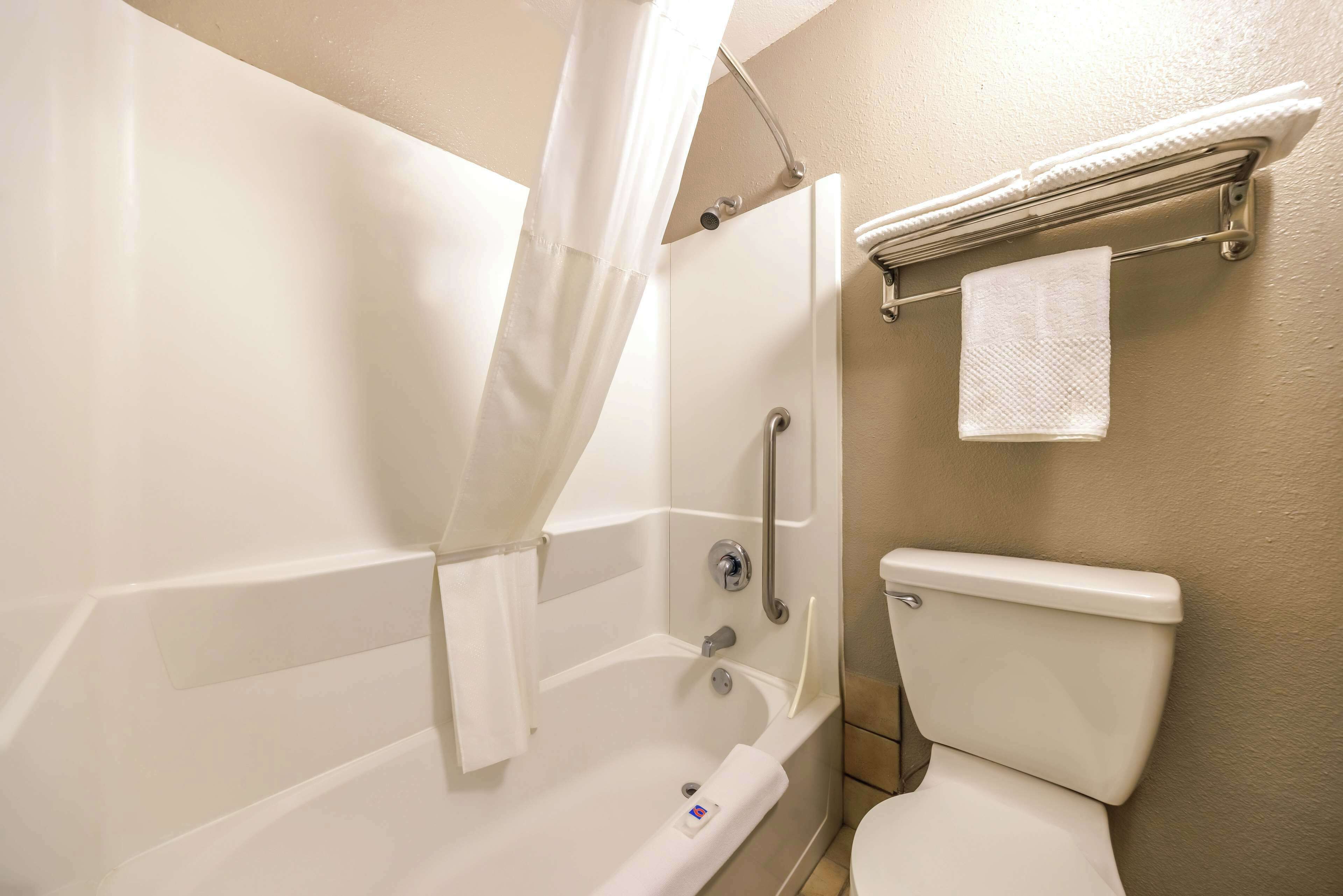 Une salle de bain avec une baignoire, une douche et des toilettes.