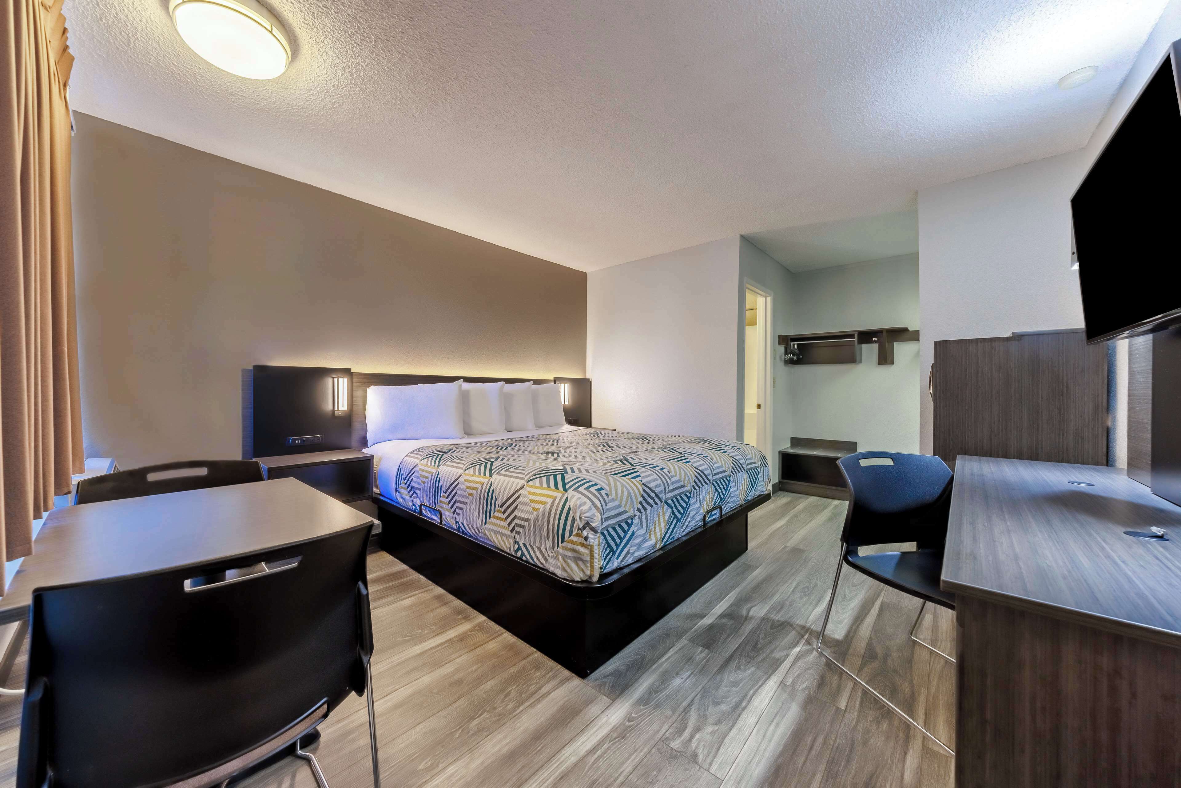 Standard Room, 1 King Bed, Non Smoking, Refrigerator & Microwave | Iron/ironing board, free WiFi, bed sheets