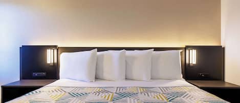 Kamar Standar, 1 Tempat Tidur King, Bebas Asap Rokok, lemari es & microwave | Setrika/meja setrika, Wi-Fi gratis, dan seprai linen