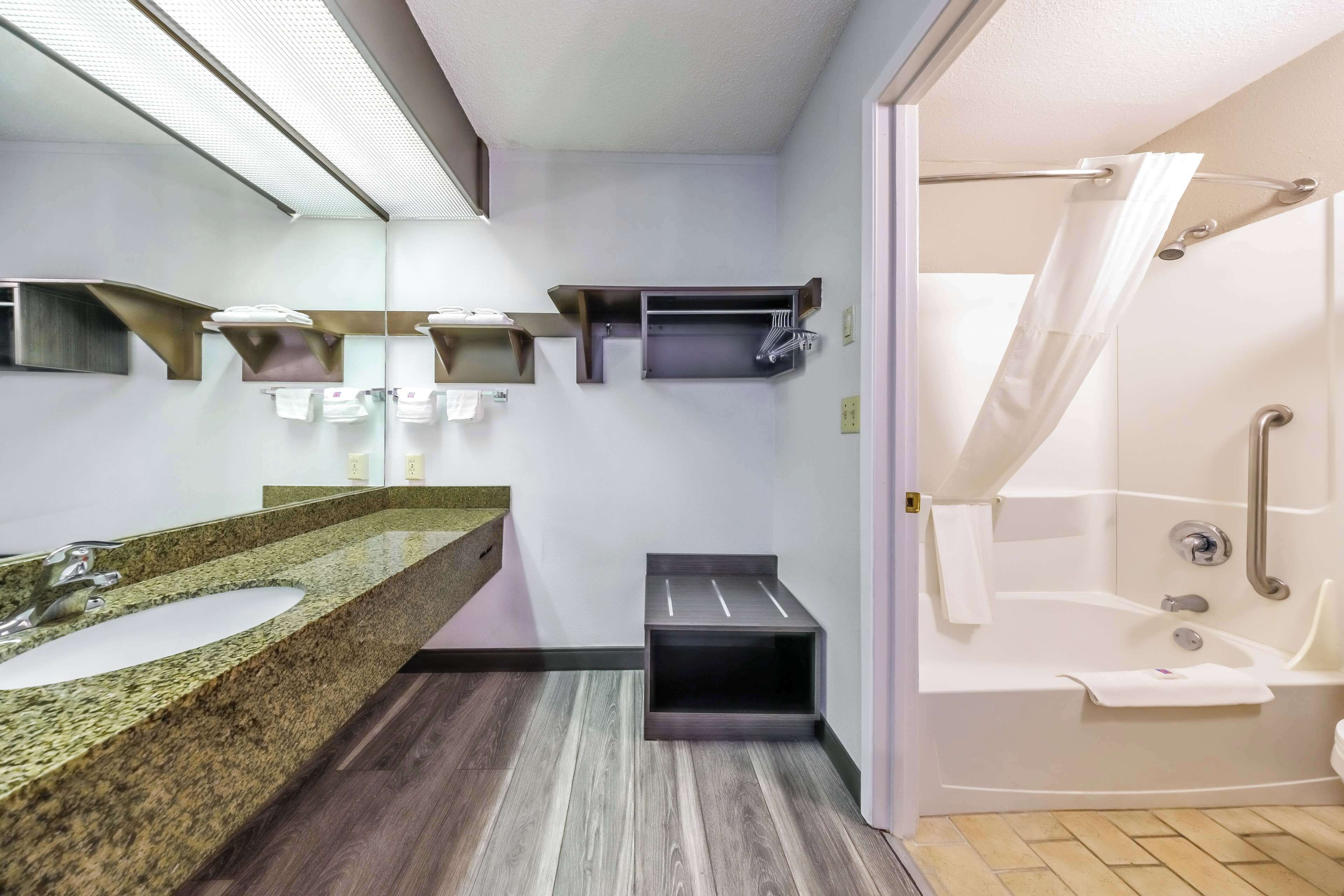 Chambre Standard, 2 grands lits, non-fumeurs | Salle de bain | Ensemble douche/baignoire, sèche-cheveux, serviettes fournies