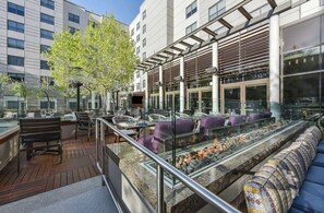 Petit déjeuner et dîner servis sur place