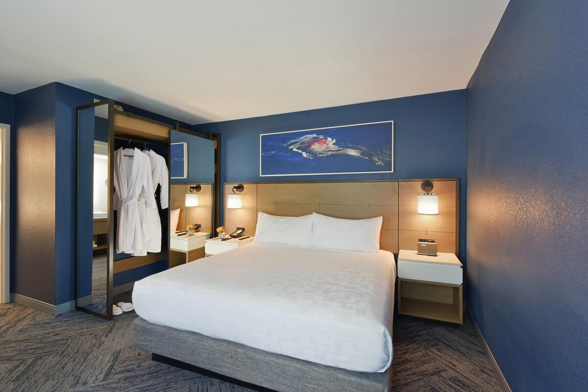 Premium Suite (King) | 1 bedroom, hypo-allergenic bedding, in-room safe, desk