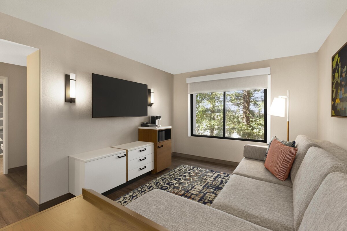 Suite, Accessible (King, Roll-In Shower) | 1 bedroom, hypo-allergenic bedding, in-room safe, desk