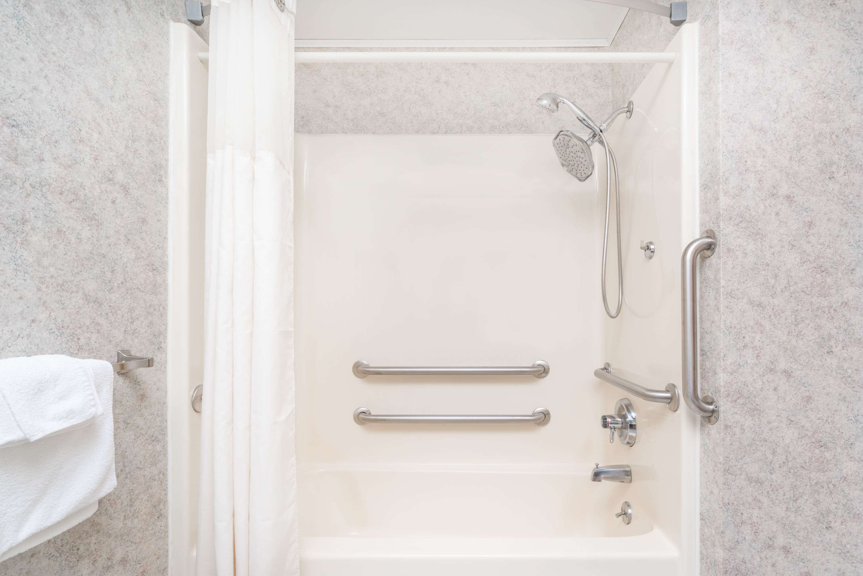 room, 1 queen bed, accessible, non smoking | bathroom | free toiletries, hair dryer, towels