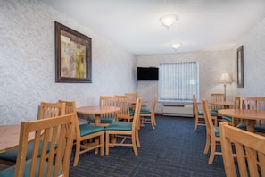 Free continental breakfast on weekdays 