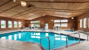 Innenpool, geöffnet von 06:00 Uhr bis 00:00 Uhr, Liegestühle