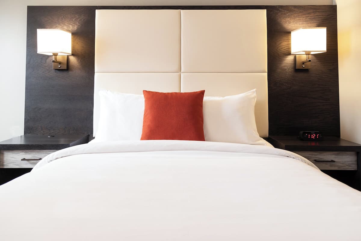 Standard Room, 1 Queen Bed, Accessible Bathtub (Mobility)