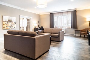 Suite, 1 habitación, accesible para personas con discapacidad | Sábanas de algodón egipcio y ropa de cama de alta calidad