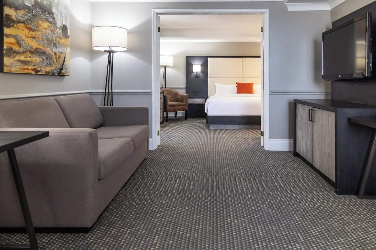 Suite, 1 Schlafzimmer, Whirlpool, Flussblick | 1 Schlafzimmer, Bettwäsche aus ägyptischer Baumwolle
