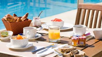 Petit déjeuner buffet (19 EUR par personne)