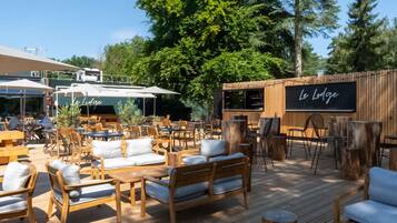 Serveert lunch en diner, uitzicht op het zwembad