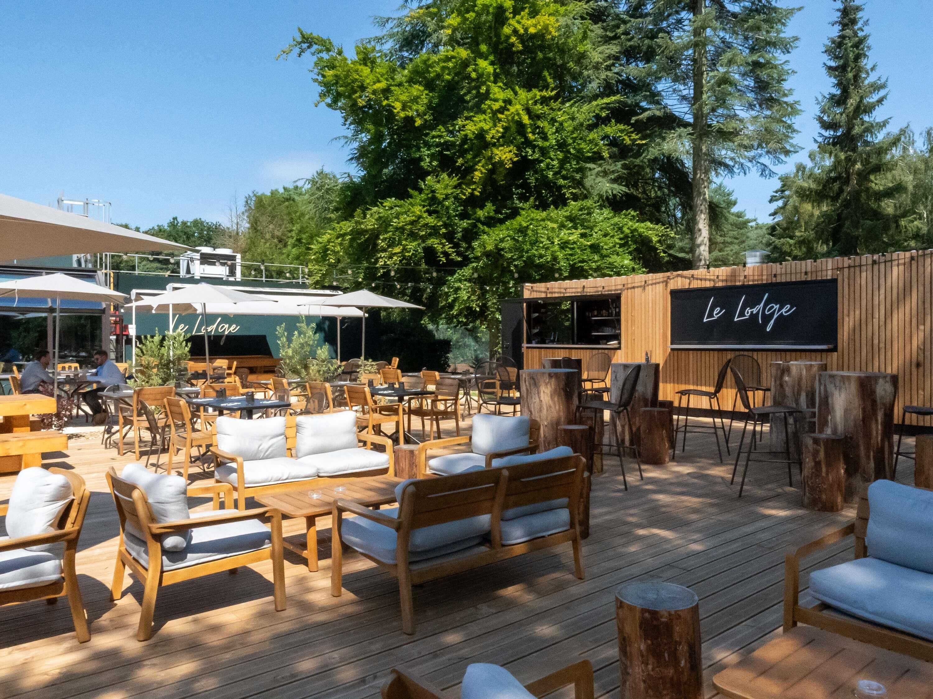 Aperto a pranzo e cena, con vista sulla piscina 