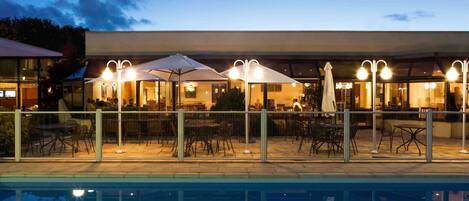 Piscina externa sazonal, funciona das 10h às 20h, guarda-sóis
