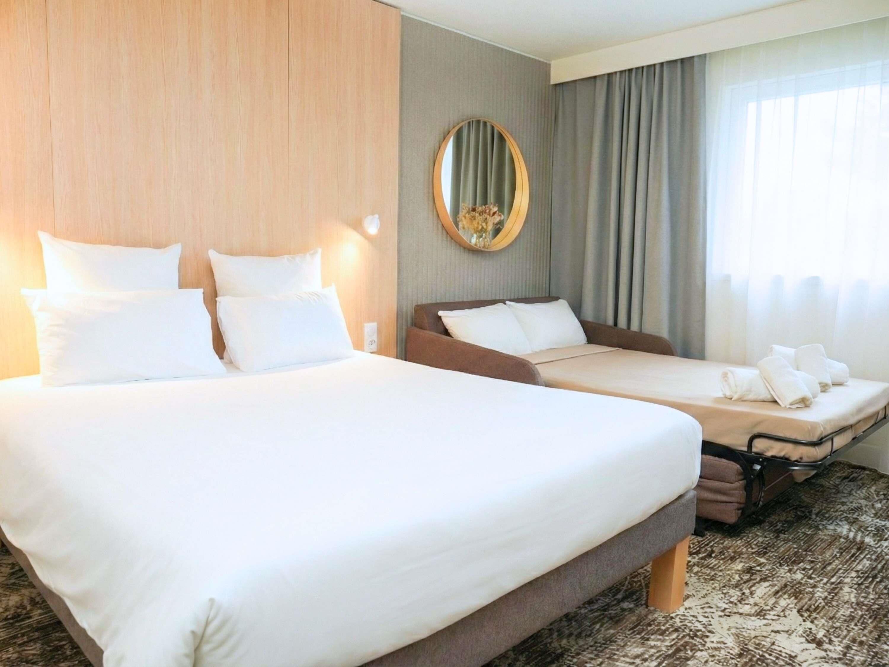 1 غرفة نوم وأسرّة بإسفنج يتكيف مع شكل الجسم وخزنة داخل الغرفة ومكتب