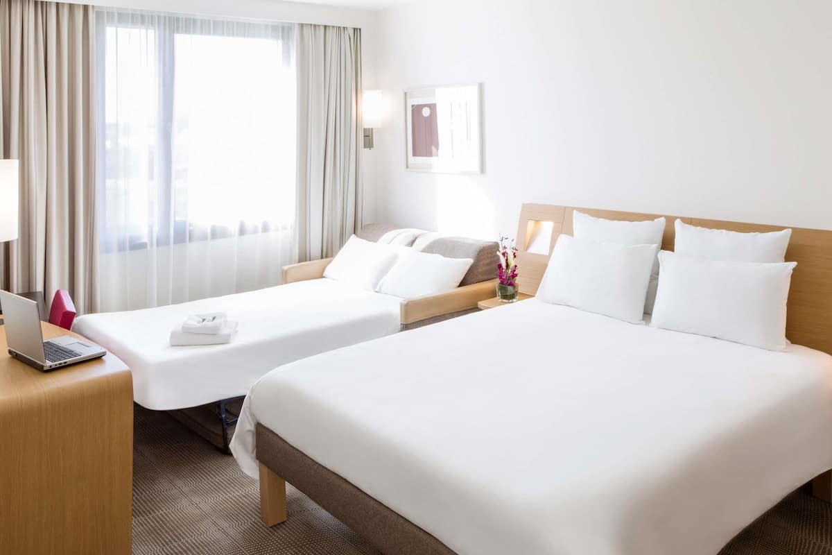 1 غرفة نوم وأسرّة بإسفنج يتكيف مع شكل الجسم وخزنة داخل الغرفة ومكتب