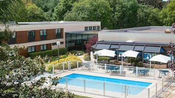 Außenpool (je nach Saison geöffnet), Sonnenschirme, Liegestühle