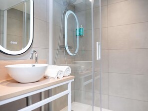 Badekar, miljøvennlige toalettsaker, hårføner og håndklær