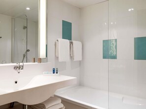 Bañera, artículos de higiene personal ecológicos y secador de pelo