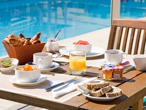 Daily buffet breakfast (EUR 19 per person)