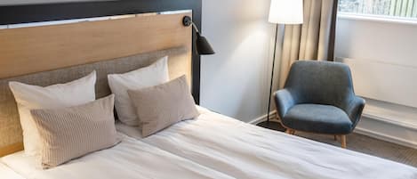 Standard room with twin beds | Hypo-allergenic bedding available, desk, laptop workspace